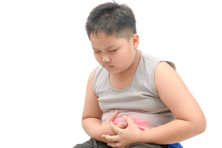 亚洲肥胖儿童胃痛和红斑，表明疼痛的位置孤立在白色背景。 健康概念
