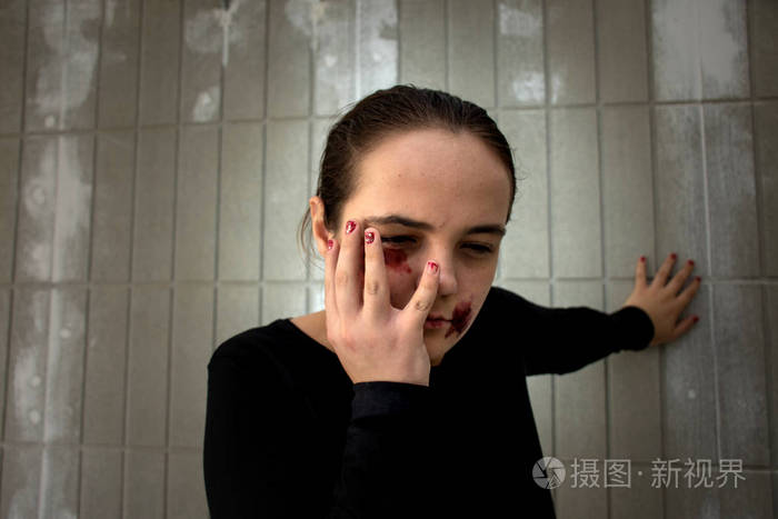 不高兴的女人受伤了,捂着脸