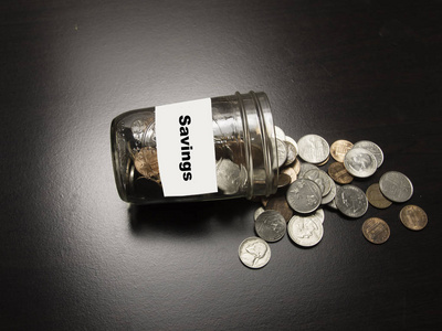 罐子里装着每天存款或消费的硬币。