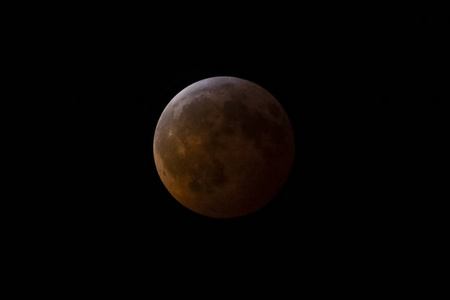 月全食使月亮变成温暖的红色。 拍摄于2019年1月21日。