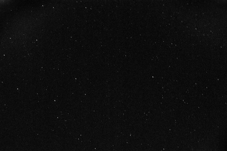 月全食期间满天繁星的黑白照片