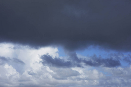 多米尼加共和国风暴前天空中的戏剧性云彩。 令人惊叹的天空全景。 全景背景。 乌云。