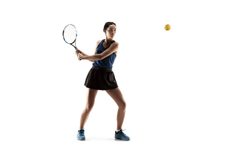 在白色背景查出的打网球的年轻妇女的全长画像