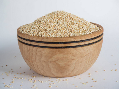 木碗中的白色藜麦。特写