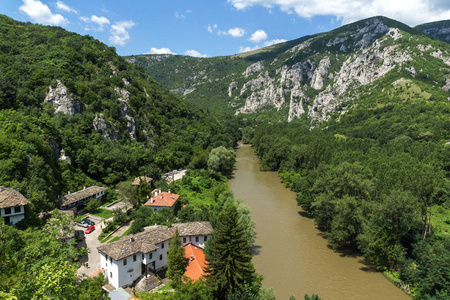 中世纪Chere pish修道院全景的假设和伊斯卡尔河峡谷Vratsa地区保加利亚