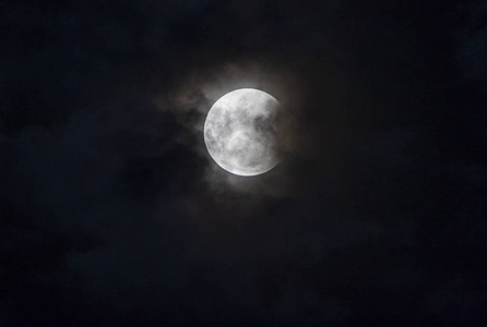 智利圣地亚哥的红月全食从南半球看到地球阴影穿过月球表面并使其变成红色和黄色的惊人天文事件