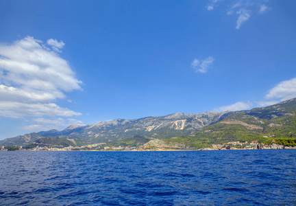 高山和海水的景色