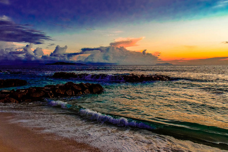西塞尔岛的日落。 海上夏日云天