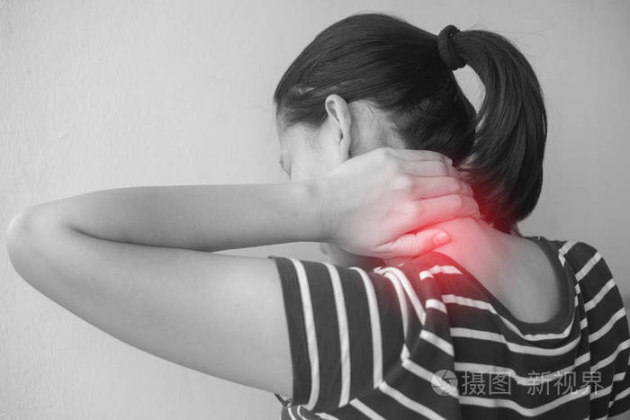 有肌肉损伤的亚洲妇女颈部疼痛