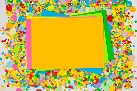 各种类型的彩色假日纸屑。 你的文字空间。
