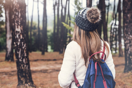 在森林里散步的年轻女子旅行者