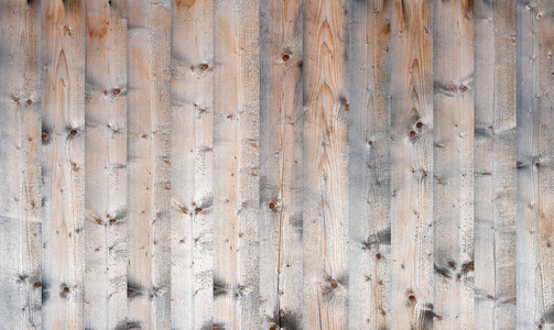 一块旧针叶树板上的嵌板碎片