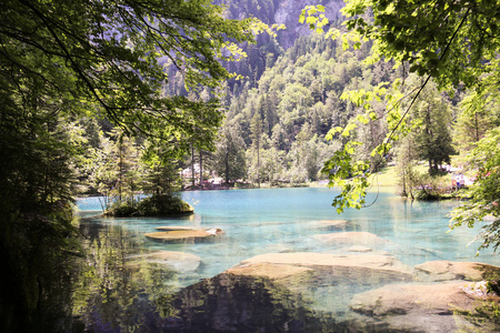 瑞士的蓝色湖泊