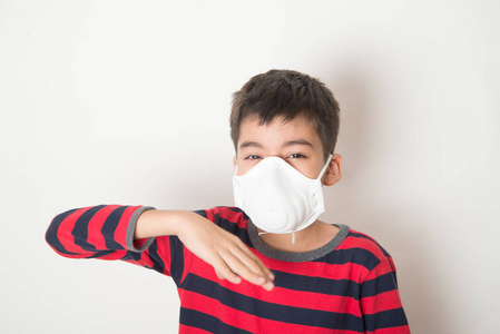 小男孩使用防尘口罩，折叠式防护口罩，PM2.5耳头挂