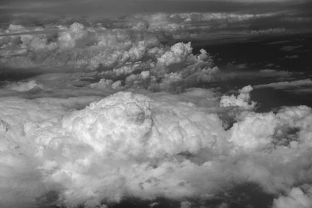 从云层的窗户看飞机