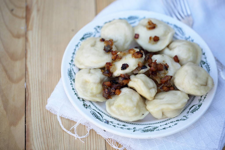 在木桌上放熏肉的Pelmeni