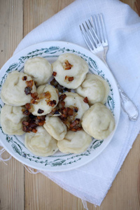 在木桌上放熏肉的Pelmeni