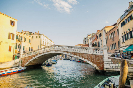 意大利美丽城市威尼斯运河和旧房子的景色