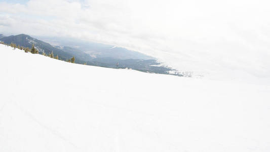 山里的冬天。 雪坡。 滑雪坡向脊柱倾斜。 乌克兰