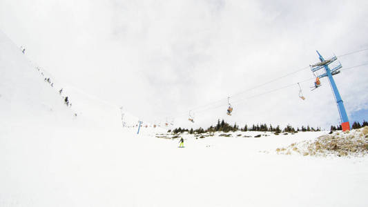 山里的冬天。 雪坡。 滑雪坡向脊柱倾斜。 乌克兰
