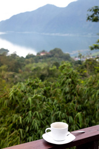 背景背景是白色的热咖啡。巴厘岛。巴图尔火山
