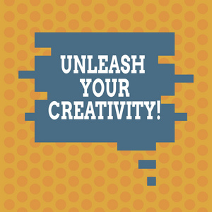 显示释放你的创造力的写作笔记。商业照片展示了接触你对语音气泡的热情在拼图件形状的演示广告