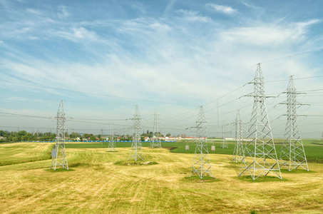 电流传输线。设计用于电力传输。它发生在城市的在建地区。