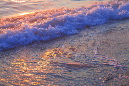 泡沫波浪傍晚日落和波浪
