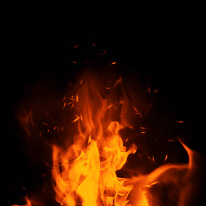 有颗粒余烬的燃烧火的质地。 孤立的黑色背景上的火焰。