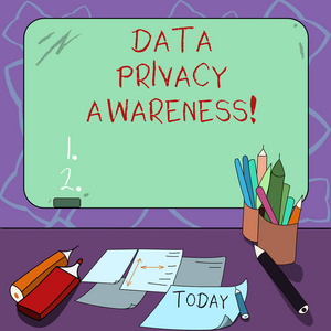 文字文字数据隐私意识。尊重隐私和保护我们在线共享的内置彩色黑板与办公桌上的粉笔和书写工具表的业务理念