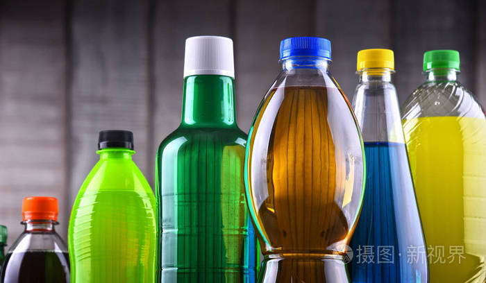 各种颜色的各种碳酸软饮料的塑料瓶