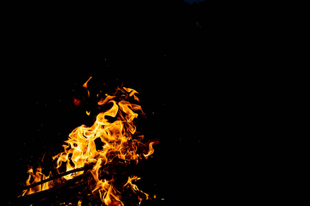 近距离观看燃烧篝火的黑暗抽象背景