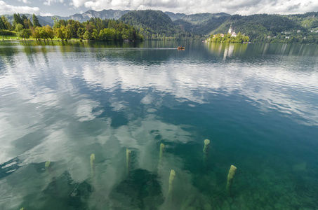 晶莹剔透的翡翠水的雪橇湖斯洛文尼亚与障碍下的水。 不寻常的广角景观