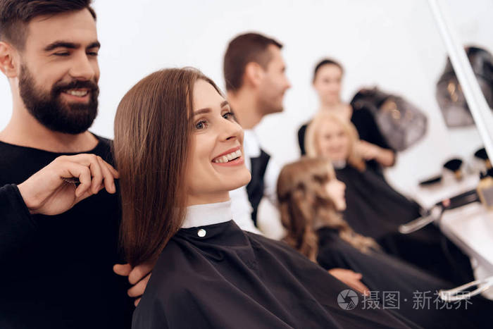 三位造型师在美发师中为不同年龄的女性做发型