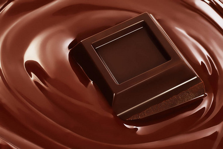 融化的巧克力和巧克力棒的漩涡。 黑巧克力包装设计广告模板