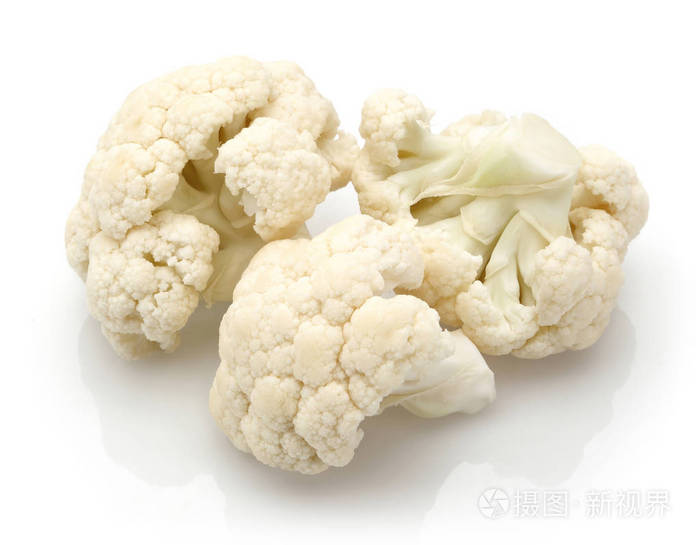 白色背景下分离的新鲜花椰菜
