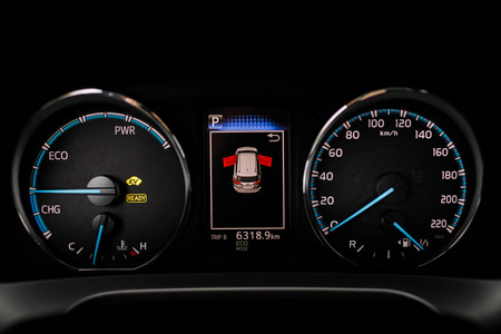 混合汽车仪表盘转速表与全能级。现代汽车的数字仪表板。