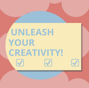 显示释放你的创造力的写作笔记。商业照片展示了接触你对矩形颜色形状的热情与阴影从一个圆圈出来