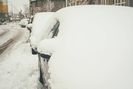 白雪皑皑的冬车的通行费几乎完全覆盖在白色蓬松的雪中