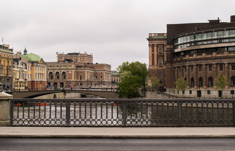 斯德哥尔摩中心的桥梁。 甘拉斯坦和议会大厦。