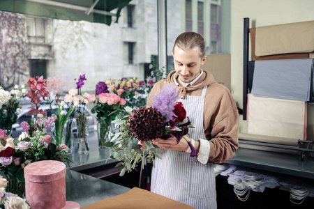 积极高兴花店做五颜六色的花束出售