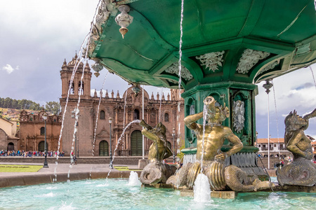 阿马斯库斯科秘鲁广场的印加喷泉和大教堂