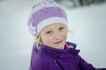 冬天背景的小可爱女孩画像
