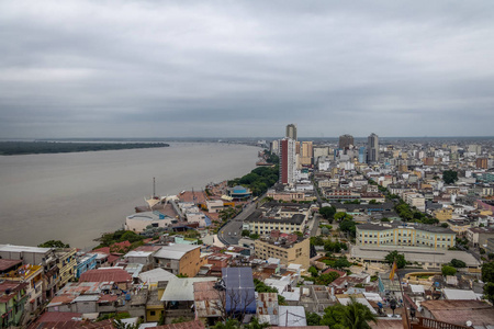 瓜亚基尔市和瓜亚斯河瓜亚基尔厄瓜多尔的鸟瞰图