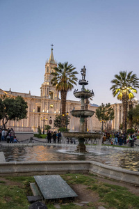 阿雷基帕秘鲁2016年5月7日阿马斯阿雷基帕秘鲁广场的大教堂和喷泉