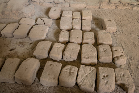 秘鲁Trujillo，瓦卡德拉卢纳考古遗址建筑用的古代雕刻砖