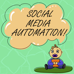 文字书写文本社交媒体自动化。将内容发布到社交媒体的业务概念婴儿坐在地毯上的安抚器书和空白彩色云语音气泡