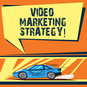 显示视频营销策略的书写笔记。商业照片展示将引人入胜的视频整合到营销活动中的汽车与快速运动图标和排气烟雾发言泡沫