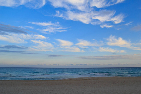早晨在瓦拉迪罗古巴海滩上的羽毛状云彩