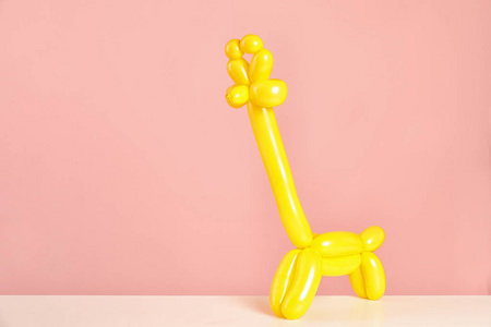 长颈鹿的身材是由彩色背景的气球在桌子上建模而成的。文本空间
